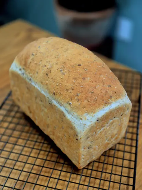 Pão de forma artesanal multigrãos recém-assado